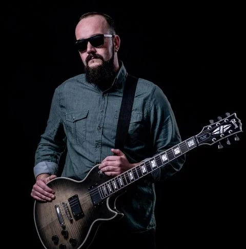 Nebojša Boogie hard gitarom opleo “Aj, mene majka jednu ima”