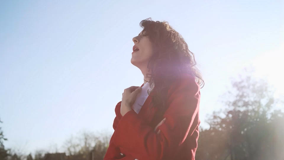 Larisa “lovi” i pleni glasom i izgledom – “Hunting” je njen prvi singl/spot