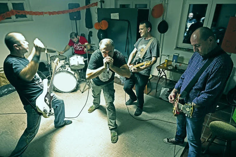 DE LIMANOS – “92” (Mr. Joint cover) – ekipa iskusnih pankera napravila novu “firmu” i izdala prvi singl/spot