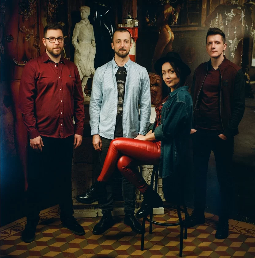 Predstavljamo vam album “MIRROR” i singl “Niko neće znati” Ivane Vukmirović MANIVI